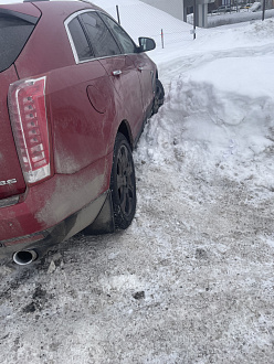 прошу помощи, застряла на сугробе, помогите, пожалуйста, вытащить, на парковке, нужна лопата и трос, крючок не подходит, есть фаркоп  вытащить застрявшую машину Cadillac SRX