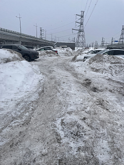 прошу помощи, застряла на сугробе, помогите, пожалуйста, вытащить, на парковке, нужна лопата и трос, крючок не подходит, есть фаркоп  вытащить застрявшую машину Cadillac SRX