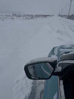 Застряла в сугробе в колее сдуло снег с поля,не могу выехать вытащить застрявшую машину Geely