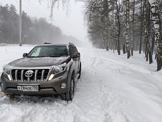 Первый сел спортаж, потом прадик и второй прадик. Всё на пуще. Нужен четвертый, лучше с лебедкой. Дорога узкая в поле, всех стаскивает. До дороги с асфальтом 200 метров  вытащить застрявшую машину Прадо 150 две штуки, Киа спортаж
