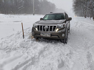 Первый сел спортаж, потом прадик и второй прадик. Всё на пуще. Нужен четвертый, лучше с лебедкой. Дорога узкая в поле, всех стаскивает. До дороги с асфальтом 200 метров  вытащить застрявшую машину Прадо 150 две штуки, Киа спортаж