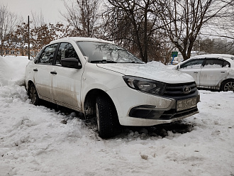 Помогите вытащить машину, сидит во дворе дома неглубоко, но перед ней очень глубокая колея, нужен полный привод. Дзержинск, ул. Октябрьская, д. 31 5 подъезд вытащить застрявшую машину Гранта