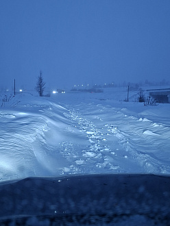 Застрял на ппоселочной дороге,возле деревни пятница,дорога к снт Якорь.до асфальта метров 500. Дорогу сильно замело, сантафе не проехал. вытащить застрявшую машину Митсубиси аутлендер