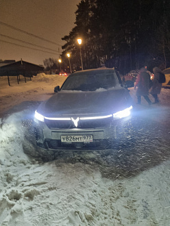 прошу помощи, сижу на брюхо, правые колеса в кювете вытащить застрявшую машину Voyah free 