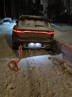 прошу помощи, сижу на брюхо, правые колеса в кювете вытащить застрявшую машину Voyah free 