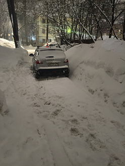 Машина села на днище во дворе в 30 метрах от Бекетова. Снег жёсткий, нет возможности подкопать. С обоих сторон от колеи много снега. вытащить застрявшую машину Nissan Qashqai