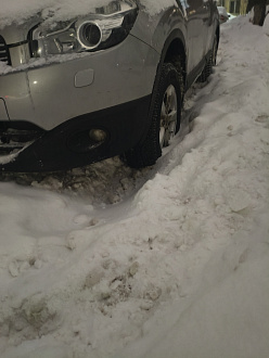 Машина села на днище во дворе в 30 метрах от Бекетова. Снег жёсткий, нет возможности подкопать. С обоих сторон от колеи много снега. вытащить застрявшую машину Nissan Qashqai