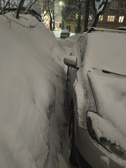 Машина села на днище во дворе в 30 метрах от Бекетова. Снег жёсткий, нет возможности подкопать. С обоих сторон от колеи много снега. вытащить застрявшую машину Nissan Qashqai