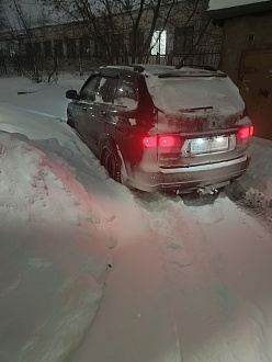 Сел на брюхо во дворе. В колее от трактора. Дернуть на зад вытащить застрявшую машину Ssangyong kyron