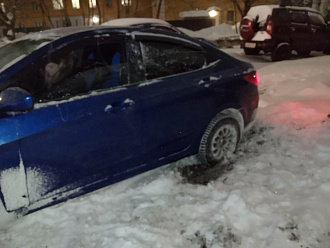 помогите пожалуйста толкнуть вперёд вытащить застрявшую машину Hyundai solaris