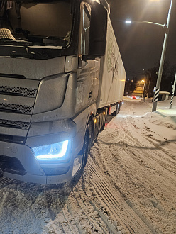 Застрял на фуре в населённом пункте, нужно помочь подняться на горку на технике потежелей вытащить застрявшую машину Фав фура пустая