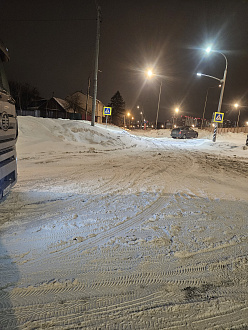 Застрял на фуре в населённом пункте, нужно помочь подняться на горку на технике потежелей вытащить застрявшую машину Фав фура пустая