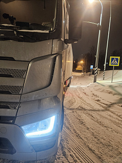 Застрял на фуре в населённом пункте, нужно помочь подняться на горку на технике потежелей вытащить застрявшую машину Фав фура пустая