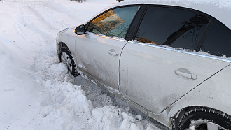 В центре города, в сугробе 3 метра до асфальта просто дёрнуть чуть чуть. вытащить застрявшую машину Volkswagen jetta.