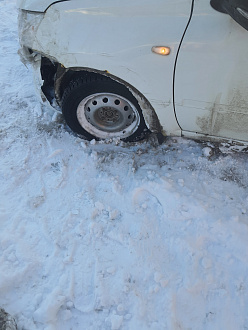 Около магазина в ямке. вытащить застрявшую машину Дацун.