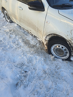 Около магазина в ямке. вытащить застрявшую машину Дацун.