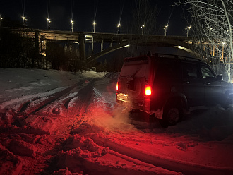 Сел вдоль дороги на наст сугроба вытащить застрявшую машину УАЗ патриот