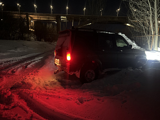 Сел вдоль дороги на наст сугроба вытащить застрявшую машину УАЗ патриот