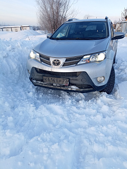 Съехала в сугроб и села на дно . Попыталась откопать,но буксует вытащить застрявшую машину Тойота Рав 4