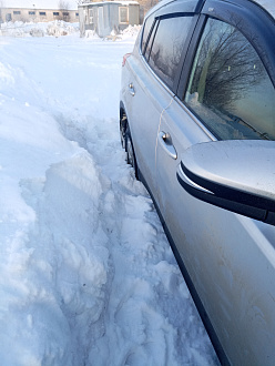 Съехала в сугроб и села на дно . Попыталась откопать,но буксует вытащить застрявшую машину Тойота Рав 4