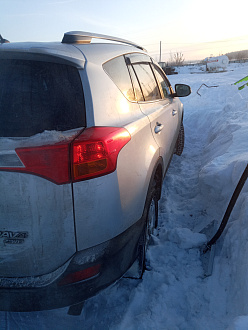 Съехала в сугроб и села на дно . Попыталась откопать,но буксует вытащить застрявшую машину Тойота Рав 4