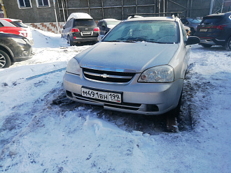 помогите пожалуйста, машина застряла в снегу на стоянке,не могу выехать никак. Мне 77 лет.  вытащить застрявшую машину Шевроле лачеттх