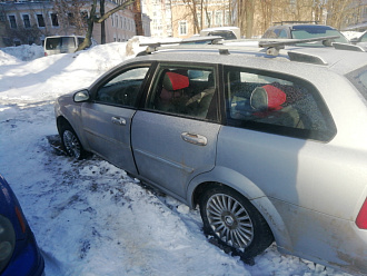 помогите пожалуйста, машина застряла в снегу на стоянке,не могу выехать никак. Мне 77 лет.  вытащить застрявшую машину Шевроле лачеттх