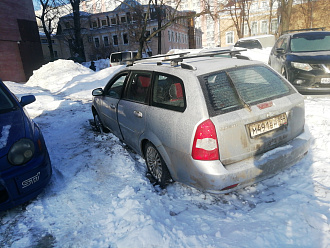 помогите пожалуйста, машина застряла в снегу на стоянке,не могу выехать никак. Мне 77 лет.  вытащить застрявшую машину Шевроле лачеттх