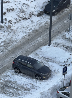 На парковке машина вмерзла в снег вытащить застрявшую машину Хендай тусан