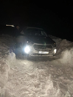 Застряли на дороге в снегу, дорога заезд с трассы в коллективный сад вытащить застрявшую машину Hyundai Santa Fe