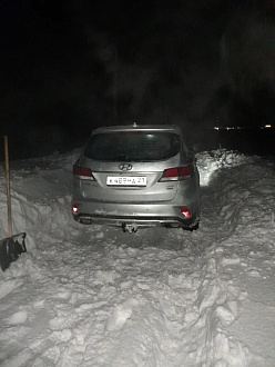 Застряли на дороге в снегу, дорога заезд с трассы в коллективный сад вытащить застрявшую машину Hyundai Santa Fe