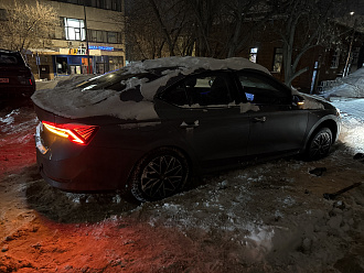 Застряла в снегу на парковке, кажется, села на пузо вытащить застрявшую машину Skoda Octavia