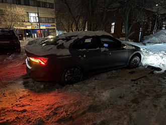 Застряла в снегу на парковке, кажется, села на пузо вытащить застрявшую машину Skoda Octavia