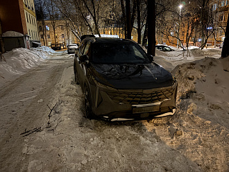 помогите пожалуйста, засел в сугробе, под передними колесами лед - не могу даже сдвинуться)) Дорога обычная, подъезд свободный, есть крюк и трос вытащить застрявшую машину Geely