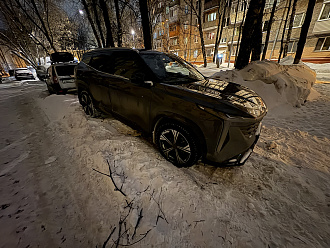 помогите пожалуйста, засел в сугробе, под передними колесами лед - не могу даже сдвинуться)) Дорога обычная, подъезд свободный, есть крюк и трос вытащить застрявшую машину Geely