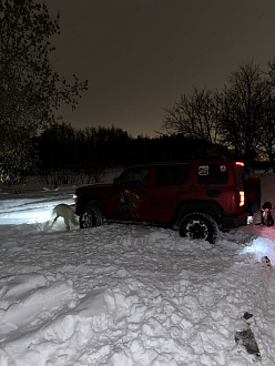 Доброй ночи , сел на пузо в сугробе , деревьев рядом нету , чтоб вылезти обратно к тропинке натоптанной к горочке ближе , где натоптано и так сильно не проваливается машинка , вдруг кто сможет помочь лебедкой подтянуть меня ?(  вытащить застрявшую машину Танк
