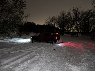 Доброй ночи , сел на пузо в сугробе , деревьев рядом нету , чтоб вылезти обратно к тропинке натоптанной к горочке ближе , где натоптано и так сильно не проваливается машинка , вдруг кто сможет помочь лебедкой подтянуть меня ?(  вытащить застрявшую машину Танк