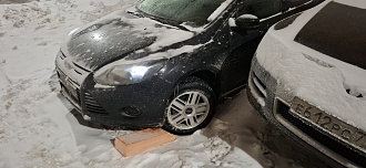 Сел на днище на парковочном месте вытащить застрявшую машину Ford Focus