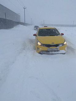 Застряла в поле в колее 800 метров от трассы. вытащить застрявшую машину Kia rio автомат