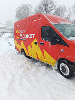 прошу помощи, нет крюка и троса  вытащить застрявшую машину Газ