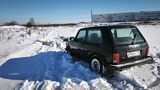Застрял в поле за распределительным центром wb. Дорогу перемело, съехал с накатанной калеи и закопался вытащить застрявшую машину Нива
