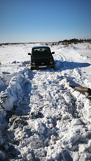 Застрял в поле за распределительным центром wb. Дорогу перемело, съехал с накатанной калеи и закопался вытащить застрявшую машину Нива