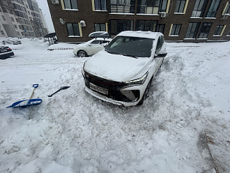 помогите пожалуйста, вытащить машину, застряла в снегу, пыталась очистить вокруг снег, колеса не крутятся, села на днище, вероятнее всего потребуется эвакуатор  вытащить застрявшую машину Geely coolray
