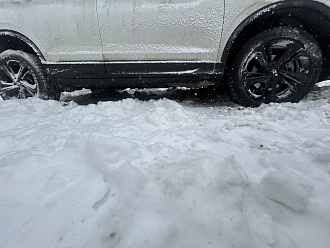 помогите пожалуйста, вытащить машину, застряла в снегу, пыталась очистить вокруг снег, колеса не крутятся, села на днище, вероятнее всего потребуется эвакуатор  вытащить застрявшую машину Geely coolray