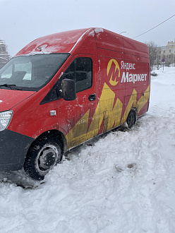Заехал на парковку хотел развернуться в итоге застрял
Машина закопалась пытался откапаться лопатой не помогает нужно помощь с тросом пожалуйста вытащить застрявшую машину Газель