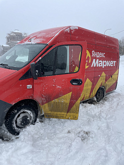Заехал на парковку хотел развернуться в итоге застрял
Машина закопалась пытался откапаться лопатой не помогает нужно помощь с тросом пожалуйста вытащить застрявшую машину Газель