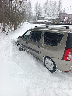 Застрял в крайней улице деревни снесло на обочину машина ушла вниз колеса шлифуют выехать не могу до твёрдого далековато дёргать только сзади тросом вытащить застрявшую машину Лада ларгус