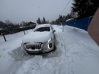 Сидит на брюхе. Нужно слегка поддернуть.  Но чтобы подъехать надо проехать несколько сотен метров по дорожкам, которые были оасчищены до снегопада. Сегодня их замело.  вытащить застрявшую машину Hyundai Palisade