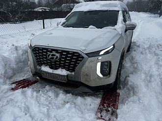 Сидит на брюхе. Нужно слегка поддернуть.  Но чтобы подъехать надо проехать несколько сотен метров по дорожкам, которые были оасчищены до снегопада. Сегодня их замело.  вытащить застрявшую машину Hyundai Palisade