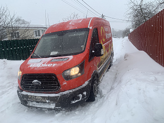 Закопался прям на дороге ! Под колесами лед , яма около 10 см , не вперед не назад не могу выехать вытащить застрявшую машину Форд транзит